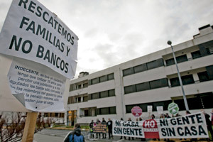 manifestación de grupo de personas protestando contra los recortes de la crisis