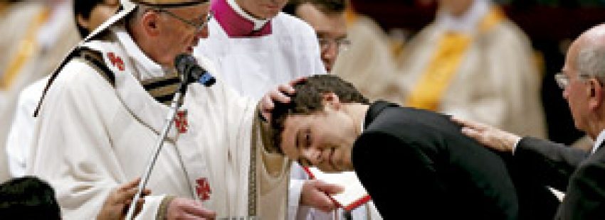 papa Francisco bautiza a un joven en la Vigilia Pascual 2013