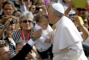 papa Francisco besa a un niño