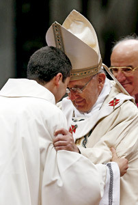 papa Francisco abraza a un sacerdote recién ordenado