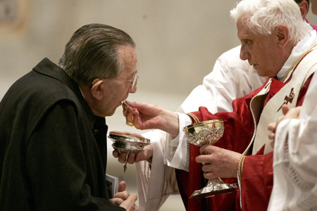 Giulio Andreotti recibe la comunión de papa Benedicto XVI octubre 2006