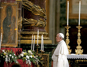 papa Francisco reza a la Virgen en Basílica de Santa María la Mayor