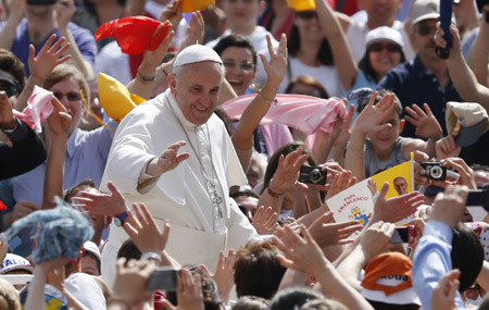 papa Francisco en papamóvil saluda a la gente