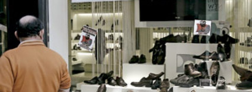 escaparate de un comercio de zapatos con iniciativa sobre la crisis