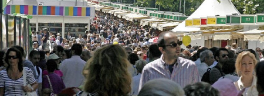 personas paseando en la Feria del Libro de Madrid