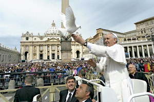 papa Francisco con una paloma durante audiencia