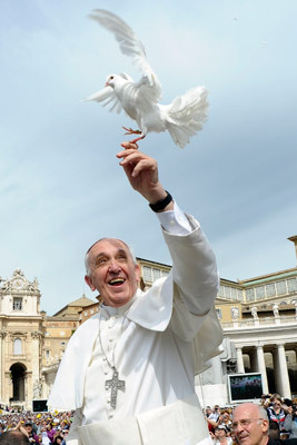 papa Francisco con una paloma