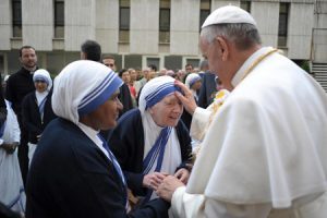 papa Francisco visita Casa de acogida Don de María de las Misioneras de la Caridad en el Vaticano mayo 2013