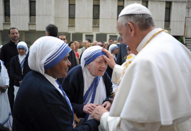 papa Francisco visita Casa de acogida Don de María de las Misioneras de la Caridad en el Vaticano mayo 2013