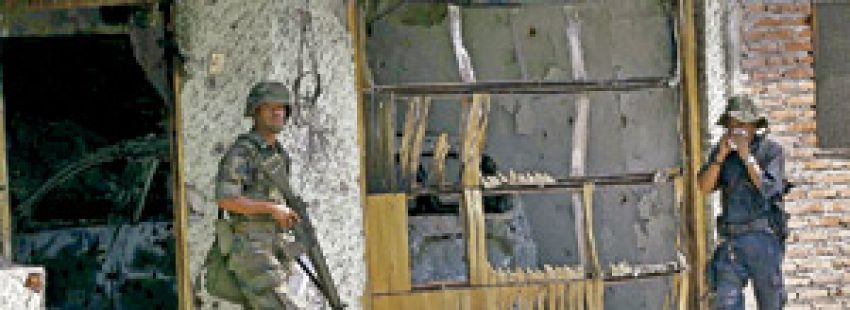 soldados del ejército mexicano en el estado de Michoacán devastado por los narcotraficantes