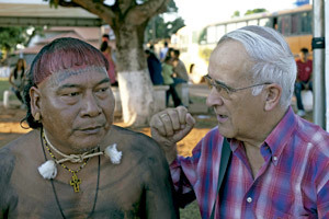 Eduardo Lallana, presidente de la ONG Tierra sin Males, en Brasil con un indígena