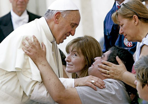 papa Francisco saluda a un hombre enfermo