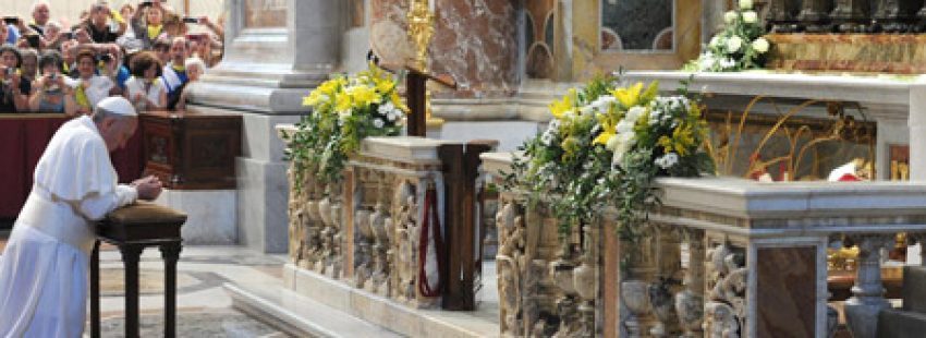 papa Francisco reza ante la tumba de Juan XXIII en el 50 aniversario de su muerte 3 junio 2013
