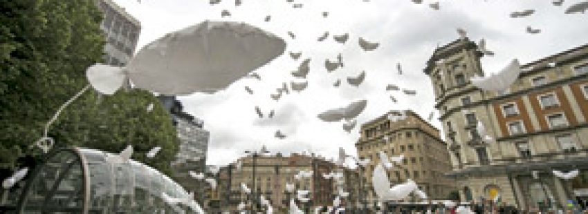 último acto de Gesto por la Paz en Bilbao 1 junio 2013 suelta de globos