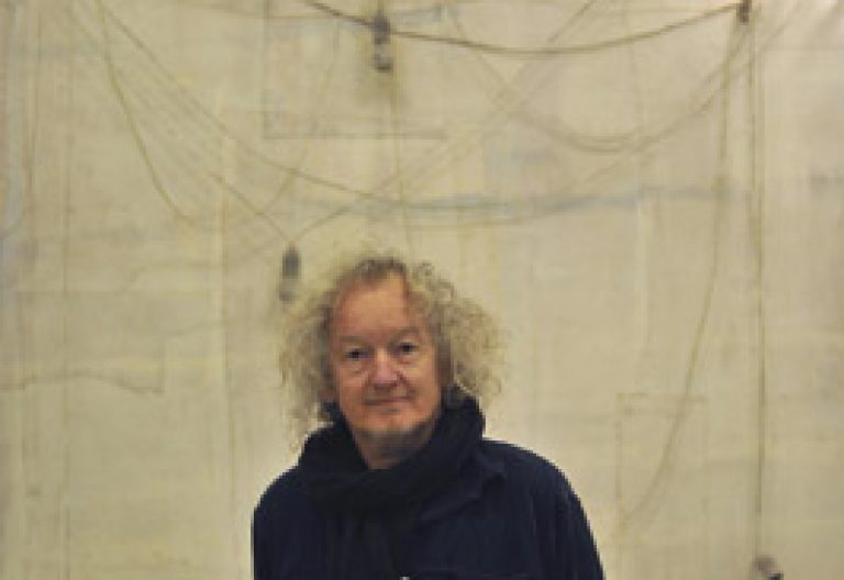 Lawrence Carroll junto a su obra para el pabellón de la Santa Sede en la Bienal de Arte de Venecia 2013