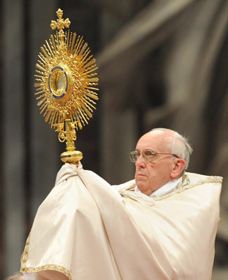 papa Francisco preside adoración eucarística mundial en la basílica de San Pedro 2 junio 2013 Corpus Christi Año de la fe