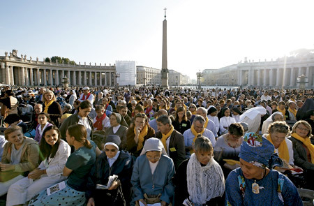 fieles en la apertura del Año de la fe en la Plaza de San Pedro del Vaticano 11 octubre 2012