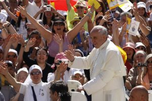 papa Francisco saluda desde el papamóvil en la Plaza de San Pedro a la multitud de fieles