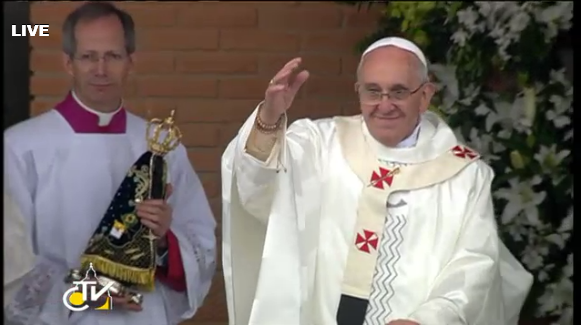 papa Francisco saluda a los fieles en Aparecida 24 julio 2013 JMJ Río