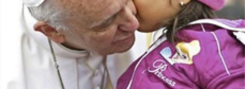 una niña besa al Papa Francisco JMJ Río 2013