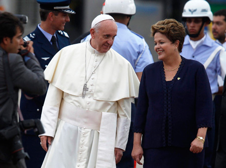 papa Francisco con Dilma Rousseff a su llegada al aeropuerto internacional de Río de Janeiro papa Francisco con Dilma Rousseff a su llegada al aeropuerto internacional de Río de Janeiro
