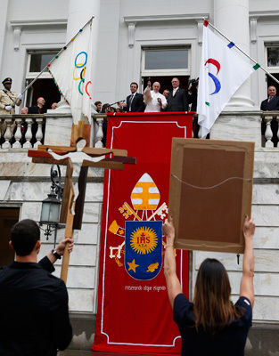 papa Francisco bendice las banderas olímpicas para 2016 Río 2013 JMJ