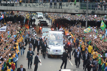 papa Francisco recorre las calles de Río entre fuertes medidas de seguridad 22 julio JMJ 2013