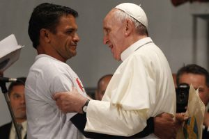 papa Francisco abraza a joven drogodependiente rehabilitado en el hospital Rio Janeiro