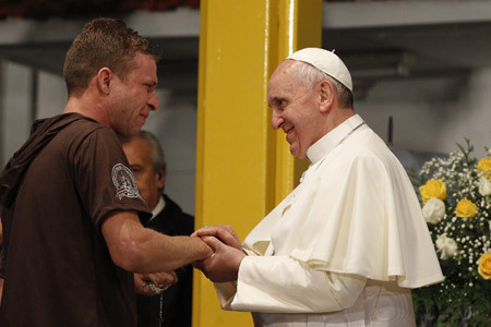 papa Francisco abraza a joven drogodependiente rehabilitado en el hospital Rio Janeiro