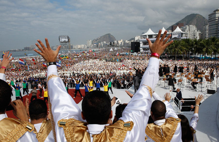 jóvenes bailan el flashmob de la misa final de la JMJ Río 2013