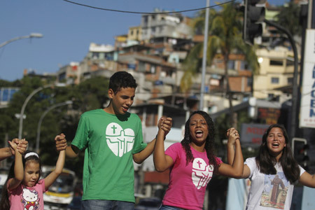 jóvenes en Rio de Janeiro días previos a la JMJ 2013