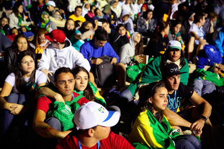 jóvenes participantes en la JMJ Río 2013 en la vigilia en Copacabana