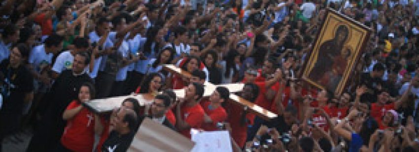 jóvenes peregrinos con la llegada de la Cruz de la JMJ Río 2013
