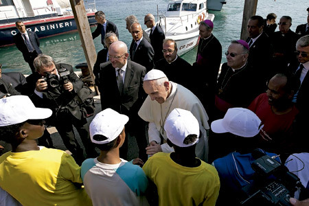 papa Francisco con inmigrantes en Lampedusa 8 julio 2013