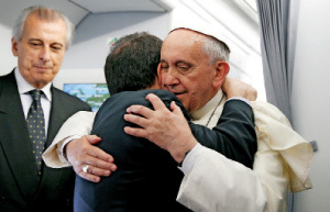 papa Francisco abraza a un periodista en el vuelo papal de camino a JMJ Río 2013