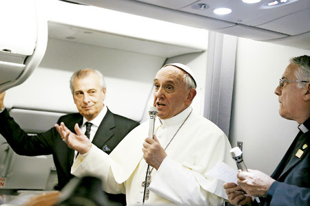 papa Francisco en la entrevista con la prensa en el avión de Brasil a Roma 28 julio 2013
