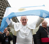 papa Francisco con la bandera argentina tras el encuentro con los jóvenes argentinos en la Catedral de San Sebastián JMJ Río 2013