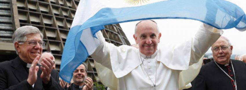 papa Francisco con la bandera argentina tras el encuentro con los jóvenes argentinos en la Catedral de San Sebastián JMJ Río 2013