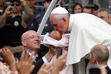 papa Francisco besa un bebé JMJ Río 2013