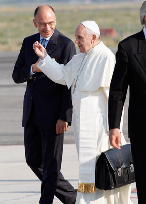 papa Francisco lleva su maleta al subir al avión lunes 22 julio camino de la JMJ Río 2013