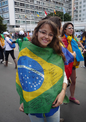 chica joven peregrina participante en la JMJ Río 2013