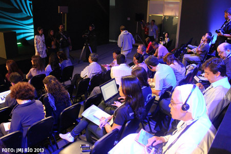 periodistas en rueda de prensa en el MCC JMJ Río 2013