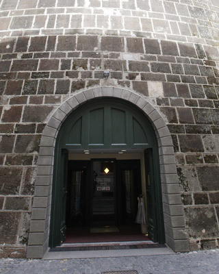 puerta de entrada de la sede del IOR banco del Vaticano