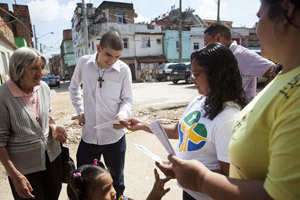 voluntarios reparten información de la JMJ Río 2013 en comunidades brasileñas