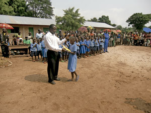 Fila de niños en Bangassou (Rep. Centroafricana)
