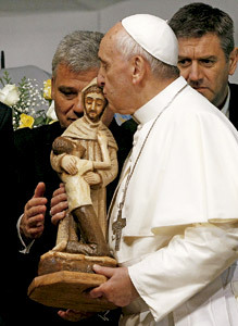 papa Francisco besa una figura de San Francisco en el hospital de drogodependientes de Río