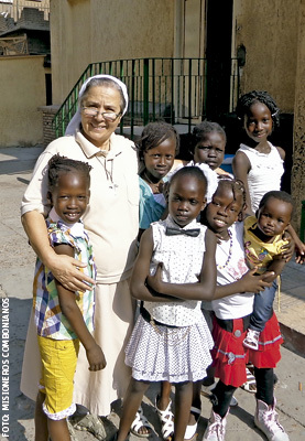 Expedita Pérez, misionera, escuela de los religiosos combonianos en El Cairo para niños sudaneses