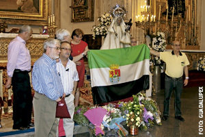 miembros de la asociación cívica Guadalupex con la imagen de la Virgen de Guadalupe. Foto: Guadalupex
