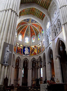 interior de la catedral de la Almudena en Madrid