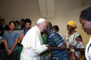 papa Francisco visita a refugiados en el Centro Astalli de Roma 10 septiembre 2013